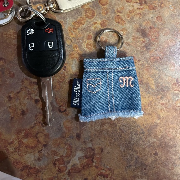Miss Me mini skirt key chain - Picture 2 of 2